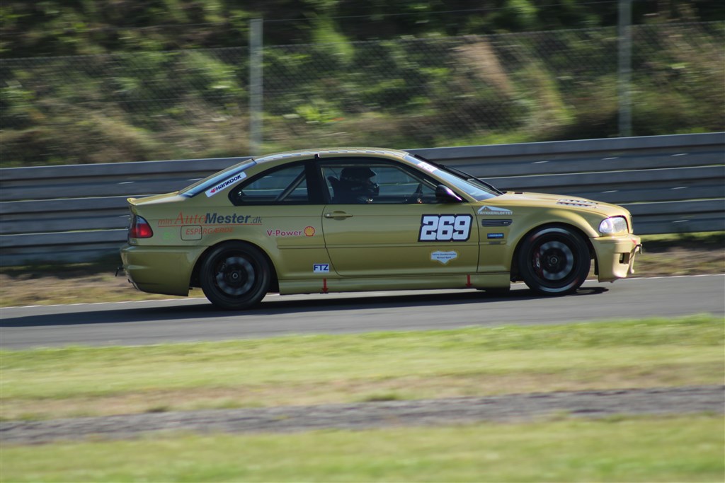 Det er blot anden weekend at Henrik Eilertsen kører i BMW raceren, men de første top-3 placeringer i Division 2 kom i hus denne weekend.
(Foto: JJ Media)